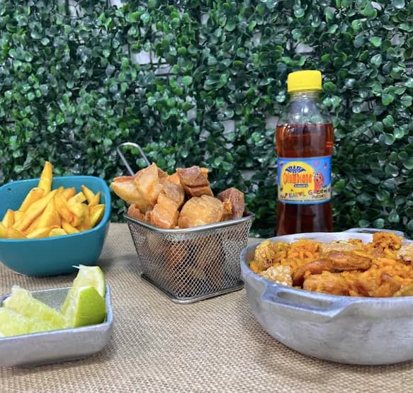 Combo Chicharrón Escalera Personal: 400 gramos de arroz paisa, 100 gramos papa, 200 gramos trozos de chicharrón y una bebida 250