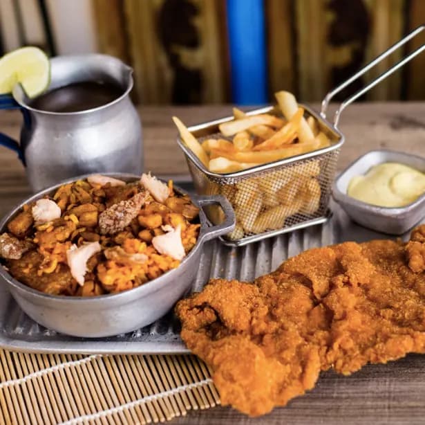 Combo Chuleta De Cerdo Personal: 400 gramos de arroz paisa, 100 gramos papa, 200 gramos chuleta de cerdo y una bebida 250