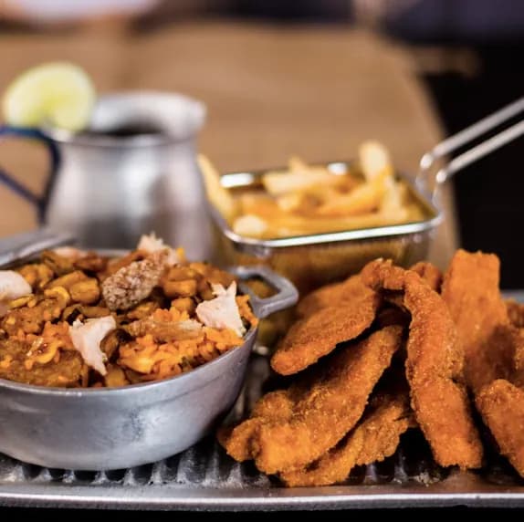 Combo Chuleta De Pollo Personal: 400 gramos de arroz paisa, 100 gramos papa, 200 gramos chuleta de pollo y una bebida 250