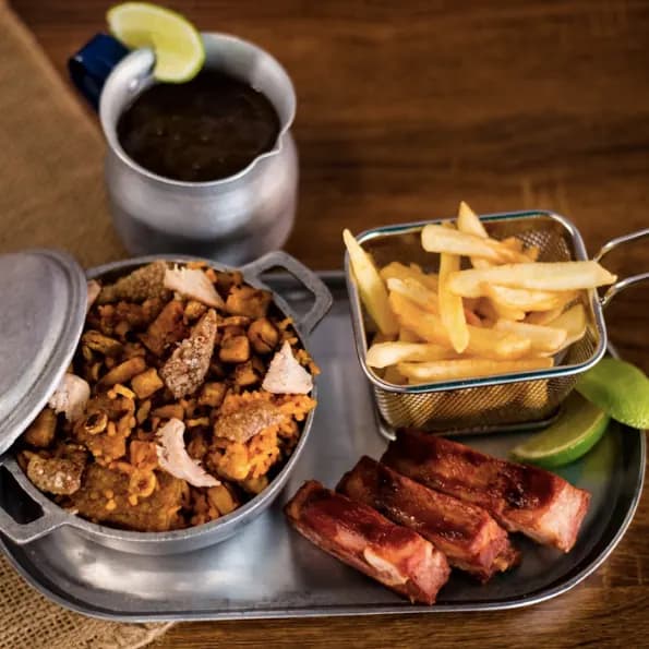 Combo Costilla Personal: 400 gramos de arroz paisa, 100 gramos papa, 200 gramos costilla y una bebida 250