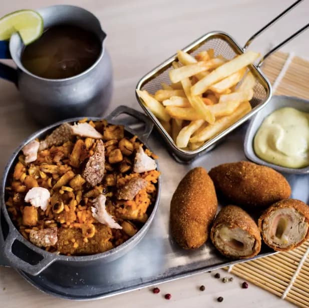 Combo Croquetas De Pollo Personal: 400 gramos de arroz paisa, 100 gramos papa, 3 unidades croquetas de pollo y una bebida 250