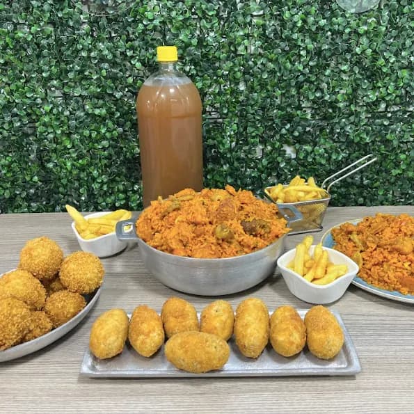 Combo Especial Familiar: 3.000 gramos de arroz (paisa, ranchero, carnes ahumadas o montañero), 4 porciones de papa 100 gramos, 10 croquetas de maduro, 8 croquetas de pollo, guandolo 2 litros o gaseosa 1,5 litros