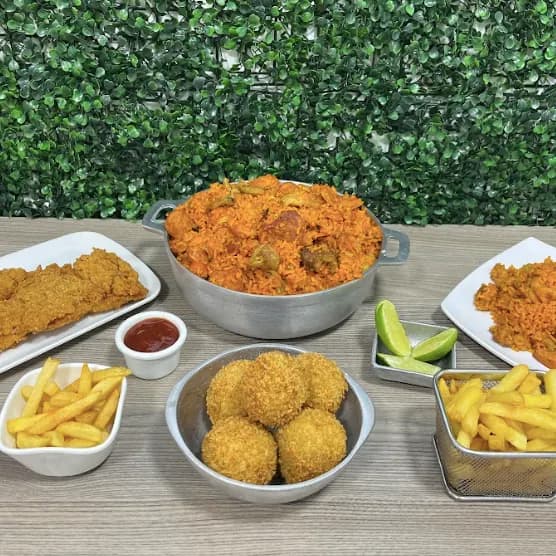 Combo Mediano De La Casa: 2.000 gramos de arroz de la casa, 5 croquetas de maduro, 2 porciones de papa 100 gramos, una chuleta de cerdo 200 gramos, guandolo 2 litros o gaseosa 1,5 litros