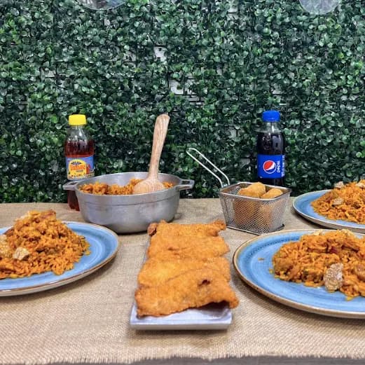 Combo Pa' Tres: 1.300 gramos de arroz (paisa o ranchero), 200 gramos chuleta de cerdo, 3 croquetas de pollo y 3 bebidas 250 mililitros