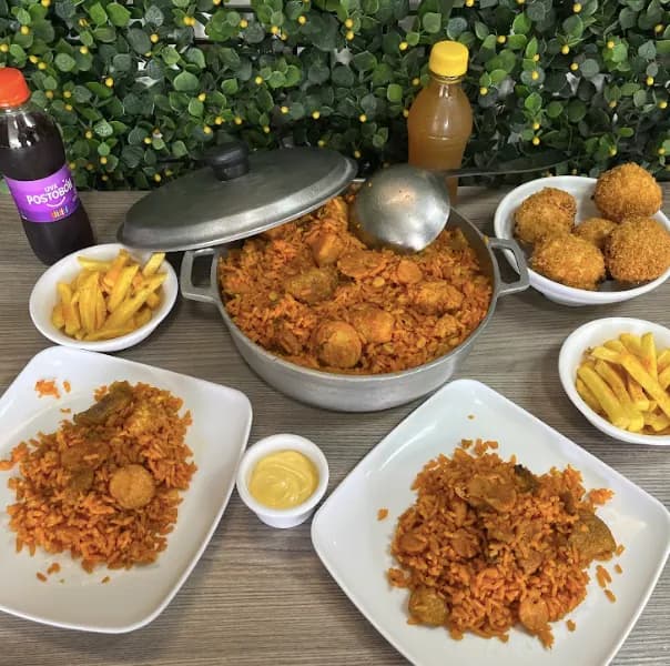Combo Quindío Dúo: 900 gramos de arroz (paisa o ranchero), 5 croquetas de maduro, 2 porciones de papa 100 gramos y 2 bebidas 250 mililitros