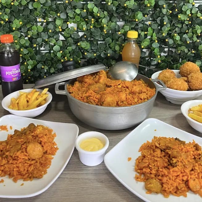 Combo Risaralda Dúo: 900 gramos de arroz (montañero o carnes ahumadas), 5 croquetas de maduro, 2 porciones de papa 100 gramos y 2 bebidas 250 mililitros