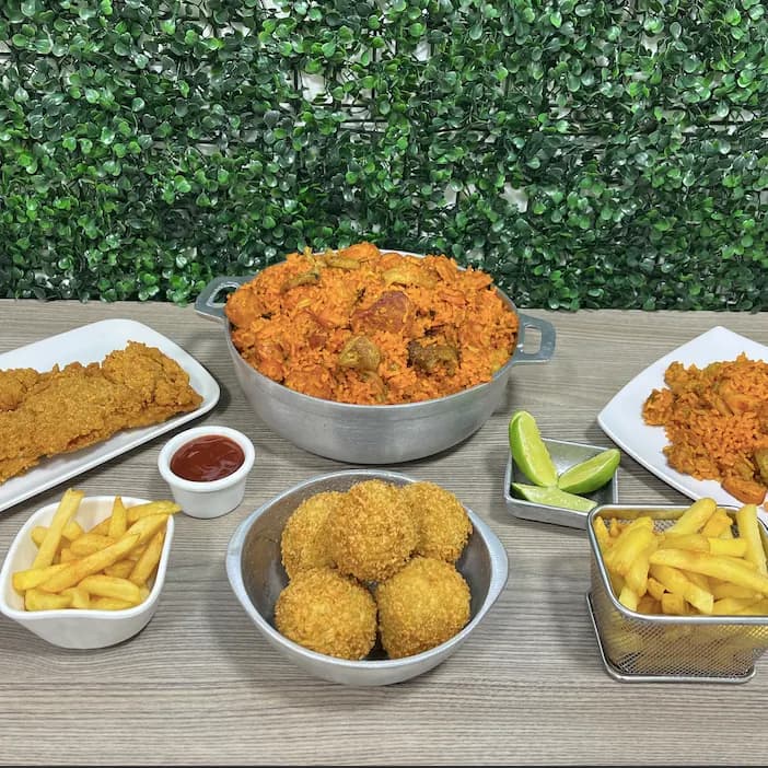 Combo Risaralda Mediano: 2.000 gramos de arroz (montañero o carnes ahumadas), 5 croquetas de maduro, 2 porciones de papa 100 gramos, una chuleta de cerdo 200 gramos, guandolo 2 litros o gaseosa 1,5 litros