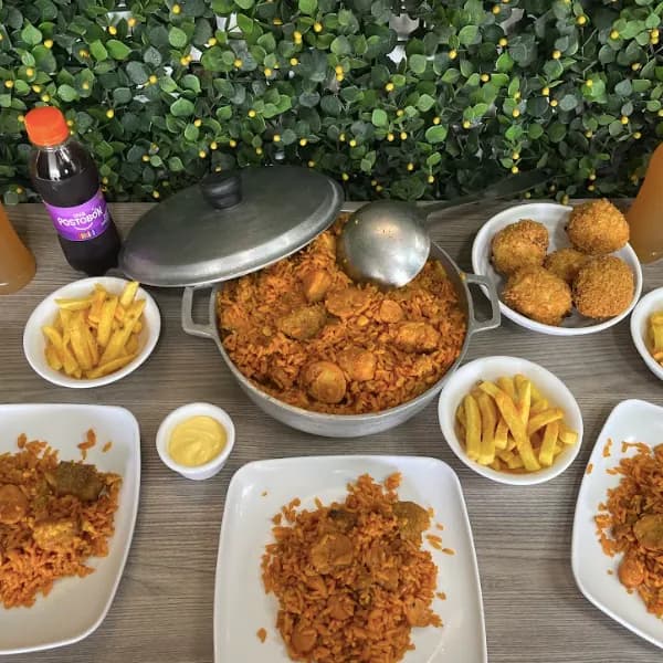 Combo Risaralda Trío: 1.300 gramos de arroz (montañero o carnes ahumadas), 5 croquetas de maduro, 3 porciones de papa 100 gramos y 3 bebidas 250 mililitros