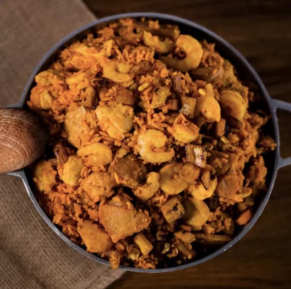 Gran Caldas De La Casa Familiar: Pollo, camarón, lomo de cerdo, chicharrón, plátano maduro, maíz tierno, chorizo de la casa y salchicha artesanal