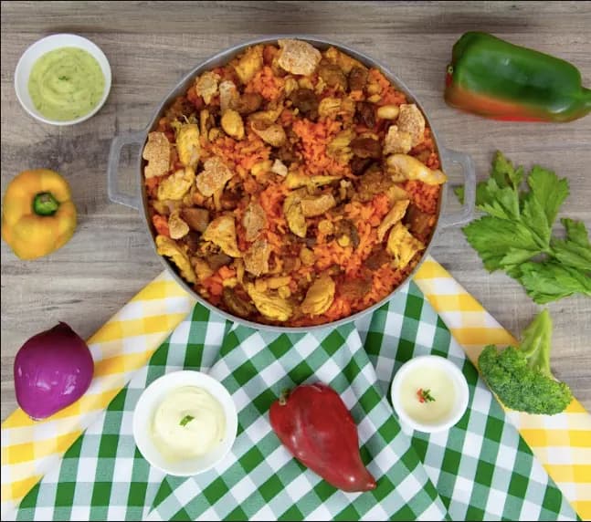 Gran Caldas Paisa Familiar: Pollo, chicharrón, plátano maduro y maíz tierno