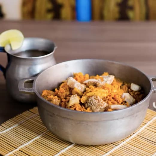 Gran Caldas Paisa Personal: Pollo, chicharrón, plátano maduro y maíz tierno